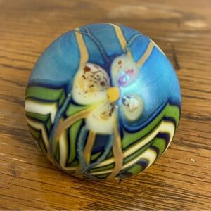 Orient & Flume 1977 Signed Iridescent Flower Art Glass Paperweight 3.5”Dx2”H